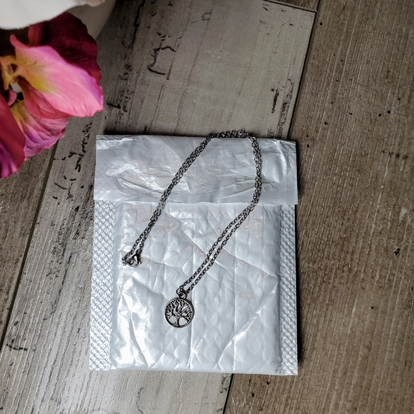 NWT Silver Tone Round Pendant Tree of Life Necklace - Picture 11 of 16